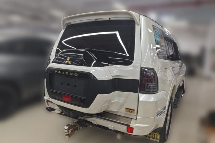 Used Mitsubishi Pajero  Rear Right 45 Deg