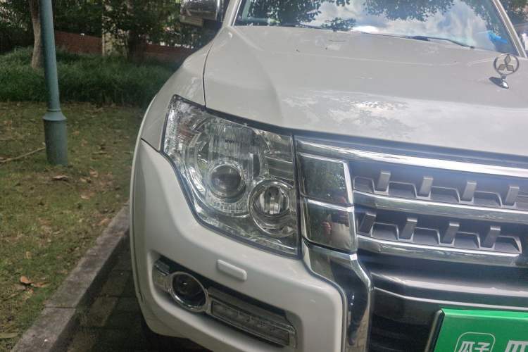 Used Mitsubishi Pajero  Right Front Headlight