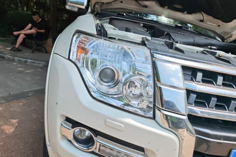 Used Mitsubishi Pajero 2017 V97 3.8L 5-Door GLS Model with Sunroof – Middle East Right Front Headlight