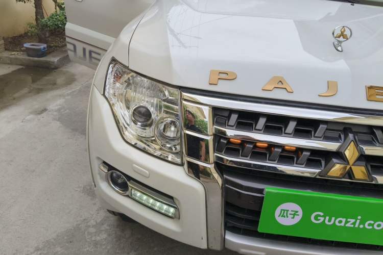 Used Mitsubishi Pajero  Right Front Headlight