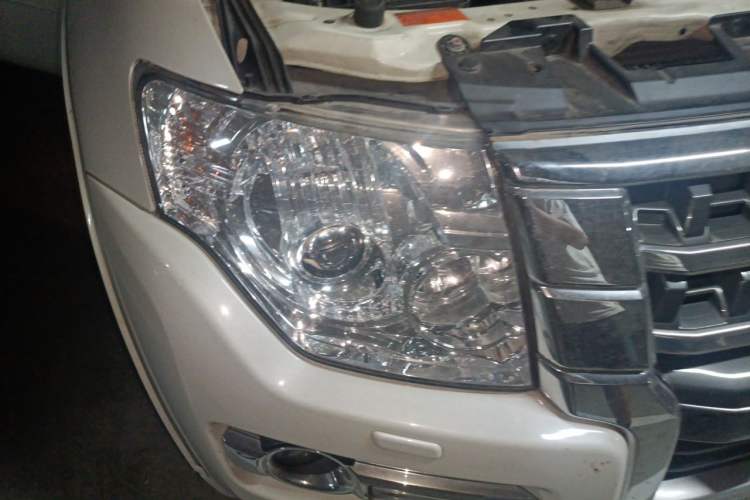 Used Mitsubishi Pajero  Right Front Headlight