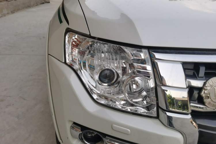 Used Mitsubishi Pajero  Right Front Headlight