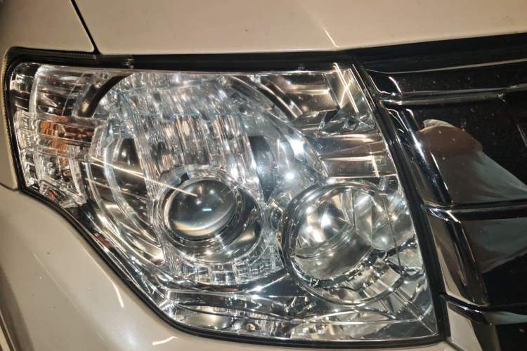 Used Mitsubishi Pajero 2017 V97 3.8L 5-Door GLS Model with Sunroof – Middle East Right Front Headlight