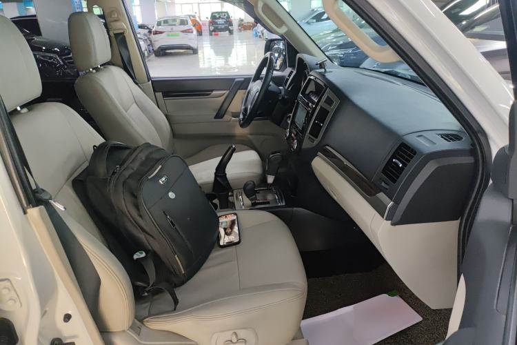 Used Mitsubishi Pajero 2017 V97 3.8L 5-Door GLS Model with Sunroof – U.S. Specification Right Front Seat