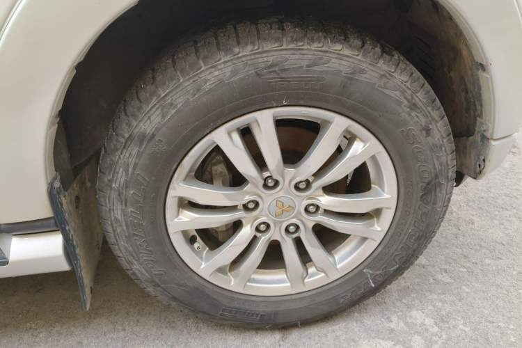 Used Mitsubishi Pajero  Right Front Wheel Hub