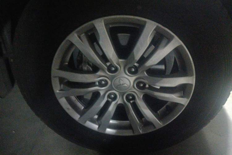 Used Mitsubishi Pajero  Right Front Wheel Hub
