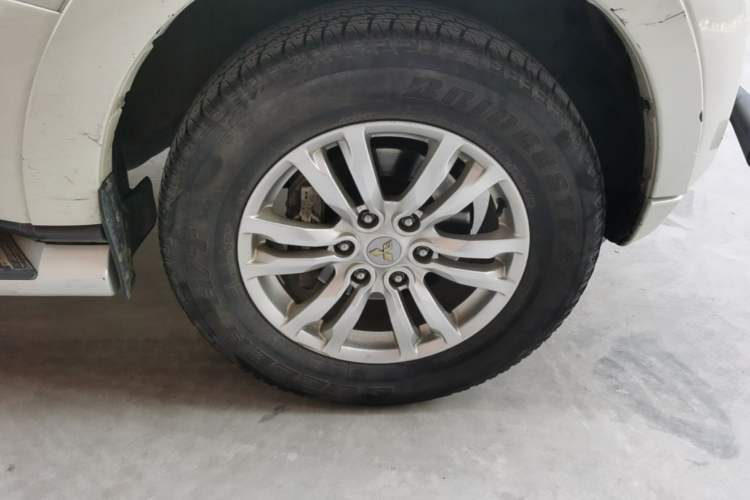 Used Mitsubishi Pajero  Right Front Wheel Hub