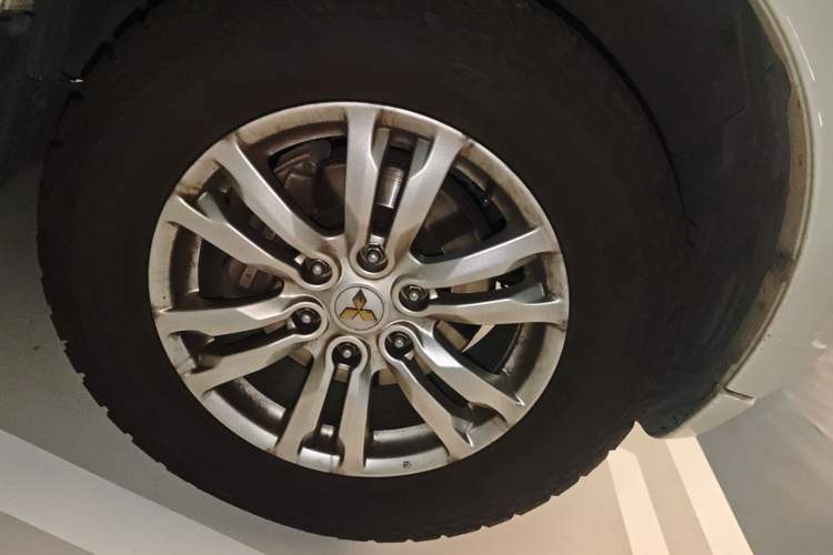 Used Mitsubishi Pajero 2017 V97 3.8L 5-Door GLS Model with Sunroof – Middle East Right Front Wheel Hub