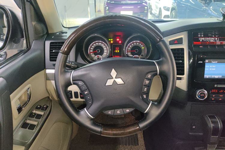 Used Mitsubishi Pajero 2017 V97 3.8L 5-Door GLS Model with Sunroof – U.S. Specification Steering Wheel