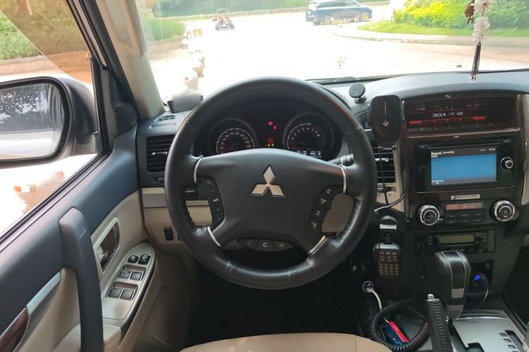 Used Mitsubishi Pajero 2017 V97 3.8L 5-Door GLS Model with Sunroof – Middle East Steering Wheel