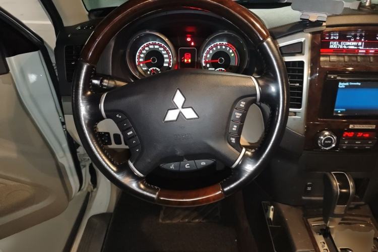 Used Mitsubishi Pajero 2017 V97 3.8L 5-Door GLS Model with Sunroof – Middle East Steering Wheel