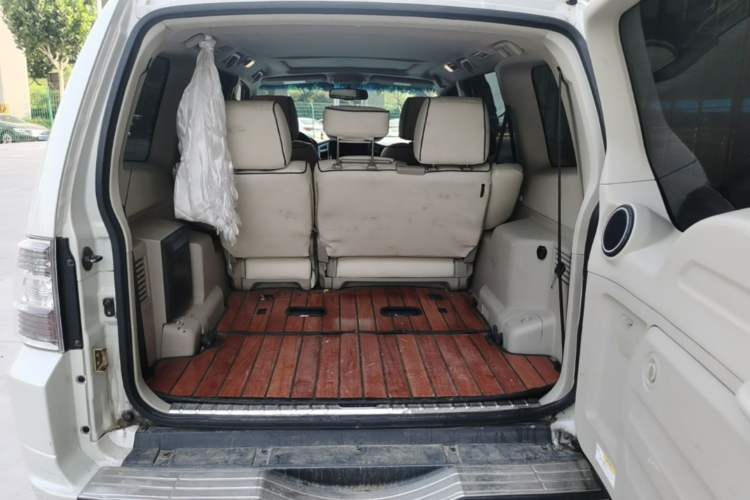 Used Mitsubishi Pajero  Trunk