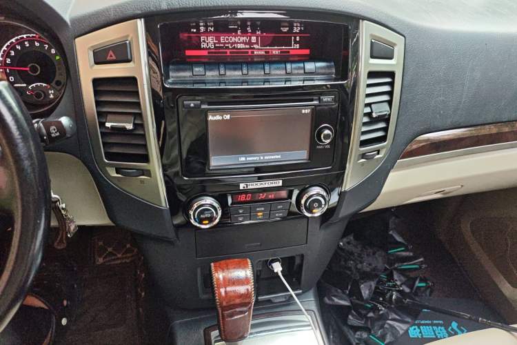 Used Mitsubishi Pajero  Audio And AC Panel