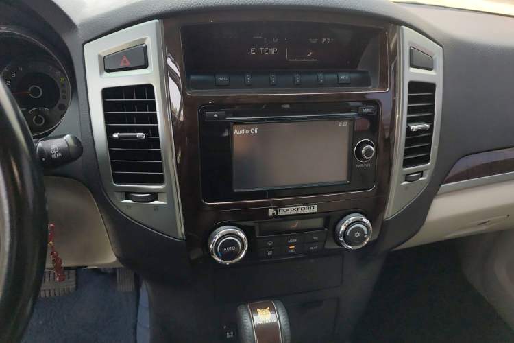 Used Mitsubishi Pajero  Audio And AC Panel