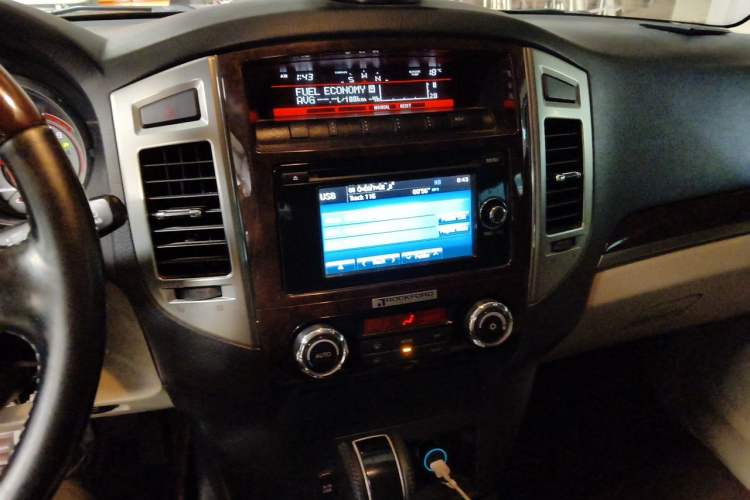 Used Mitsubishi Pajero  Audio And AC Panel