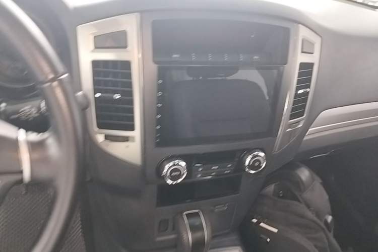 Used Mitsubishi Pajero 2018 3.0L Automatic Standard Edition Audio And AC Panel