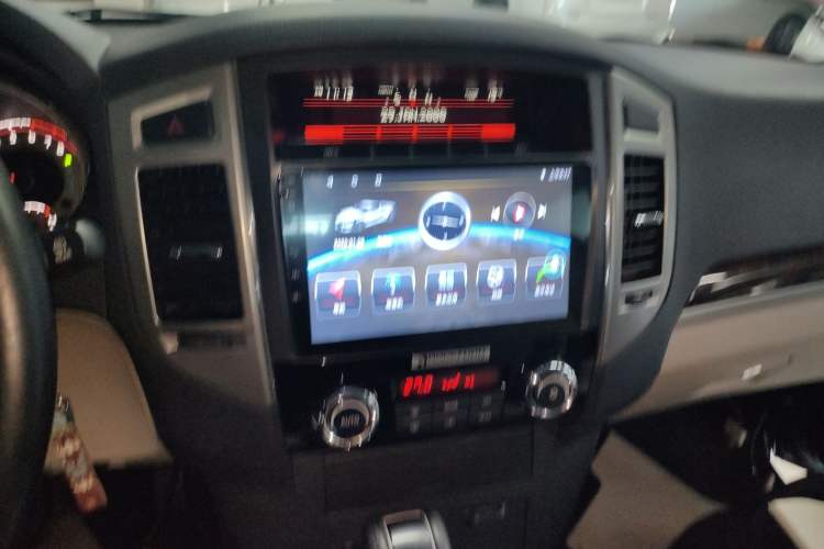 Used Mitsubishi Pajero 2018 3.0L Automatic Luxury Edition Audio And AC Panel