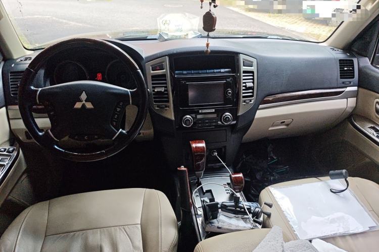 Used Mitsubishi Pajero  Center Console