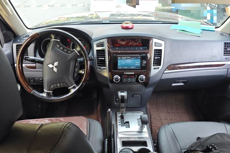 Used Mitsubishi Pajero 2018 V97 3.8L 5-Door GLS Sunroof Dual Differential – Middle East Center Console
