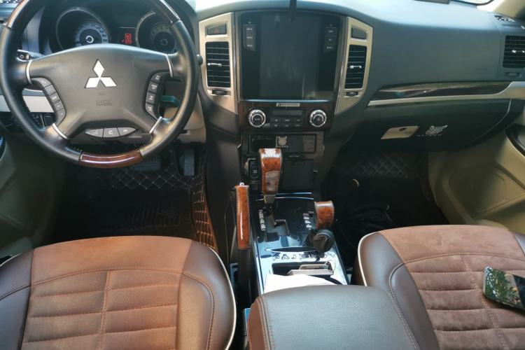 Used Mitsubishi Pajero  Center Console