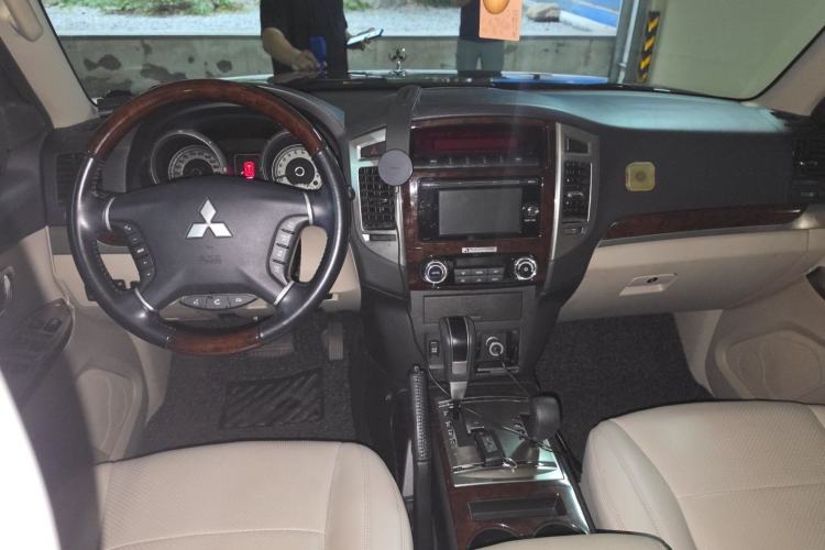 Used Mitsubishi Pajero  Center Console