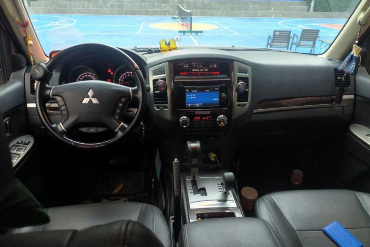Used Mitsubishi Pajero 2018 V97 3.8L 5-Door GLS Sunroof Dual Differential – Middle East Center Console
