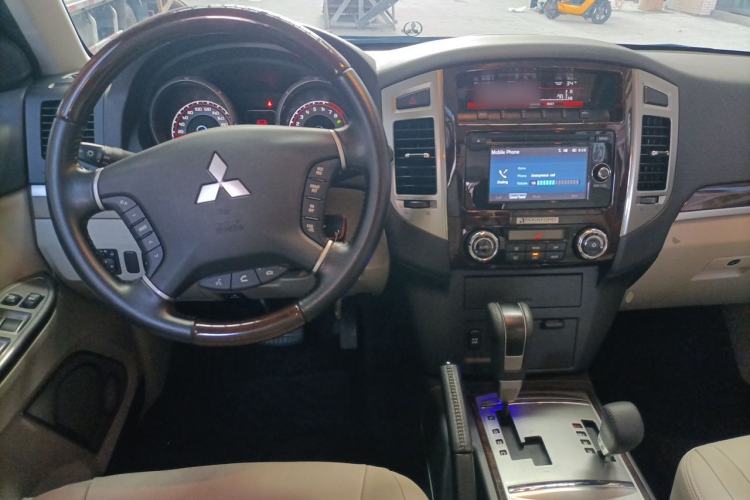 Used Mitsubishi Pajero  Center Console