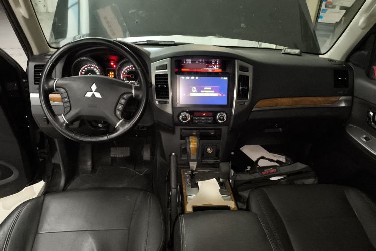 Used Mitsubishi Pajero 2018 3.0L Automatic Luxury Edition Center Console