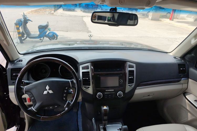 Used Mitsubishi Pajero  Center Console