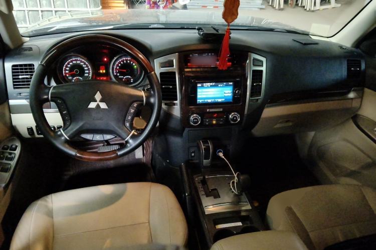 Used Mitsubishi Pajero  Center Console
