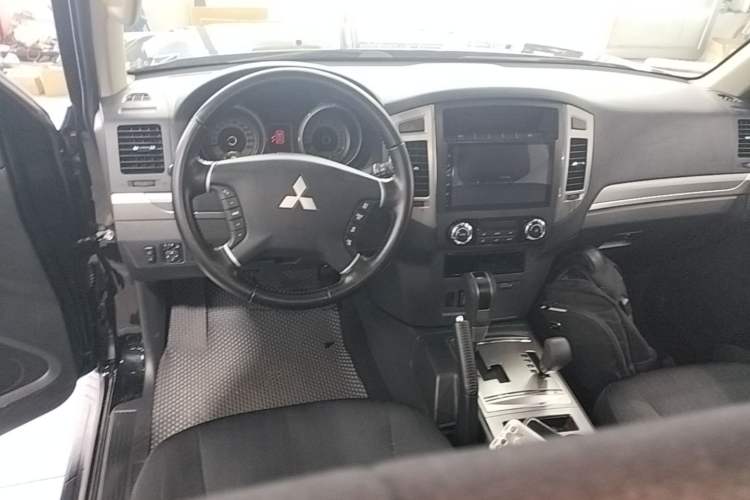 Used Mitsubishi Pajero 2018 3.0L Automatic Standard Edition Center Console