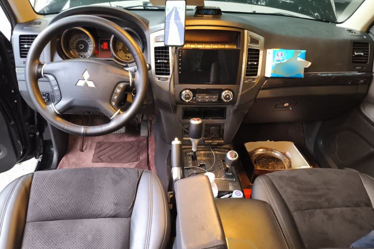 Used Mitsubishi Pajero 2018 3.0L Automatic Comfort Edition Center Console