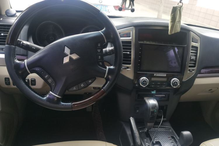 Used Mitsubishi Pajero  Center Console