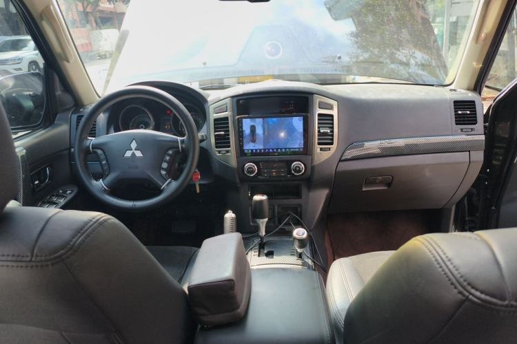 Used Mitsubishi Pajero 2018 3.0L Automatic Comfort Edition Center Console