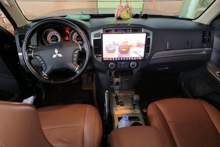 Used Mitsubishi Pajero 2018 3.0L Automatic Standard Edition Center Console