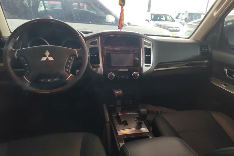 Used Mitsubishi Pajero  Center Console