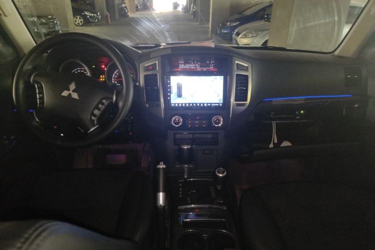 Used Mitsubishi Pajero 2018 3.0L Automatic Comfort Edition Center Console