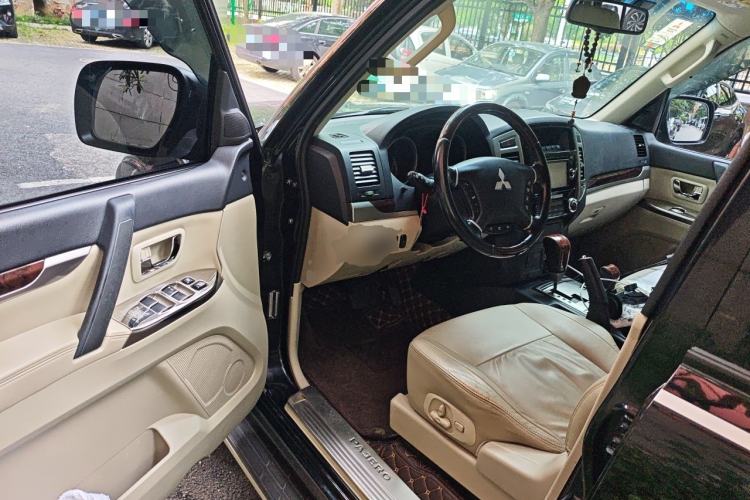 Used Mitsubishi Pajero  Driver Seat