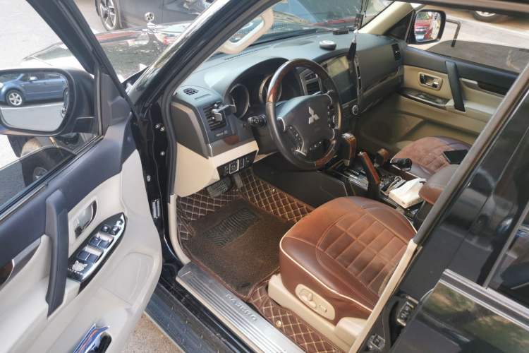 Used Mitsubishi Pajero  Driver Seat