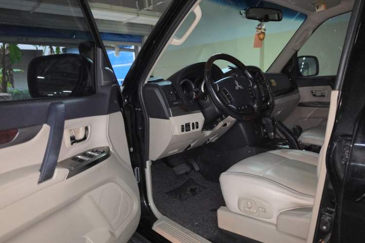 Used Mitsubishi Pajero  Driver Seat