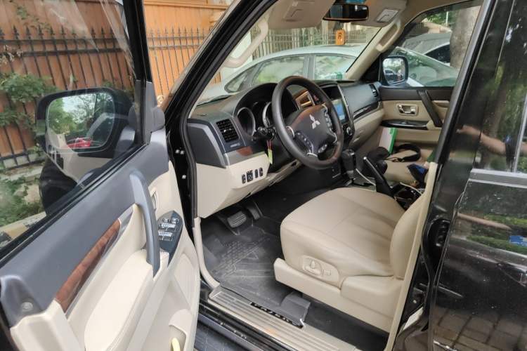 Used Mitsubishi Pajero  Driver Seat