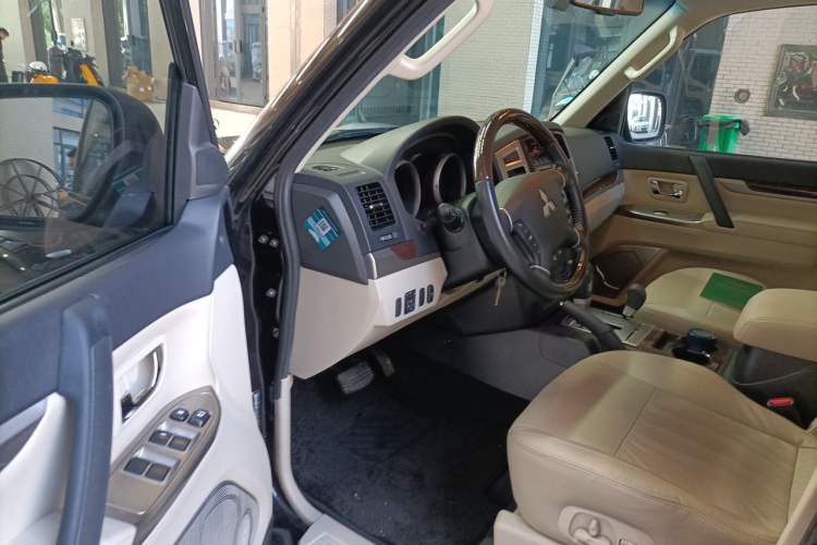Used Mitsubishi Pajero  Driver Seat