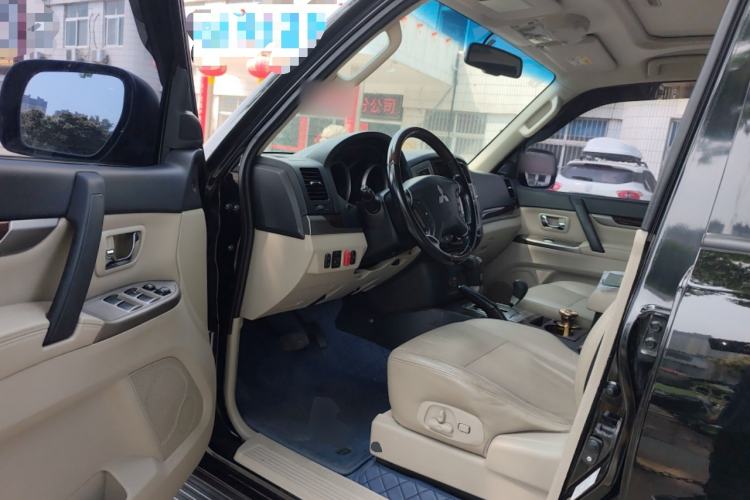 Used Mitsubishi Pajero  Driver Seat