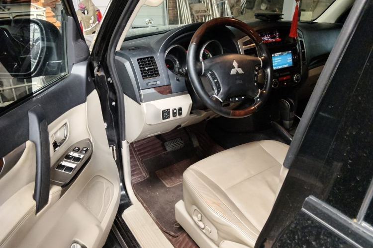 Used Mitsubishi Pajero  Driver Seat