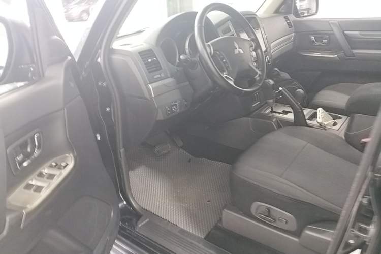 Used Mitsubishi Pajero 2018 3.0L Automatic Standard Edition Driver Seat