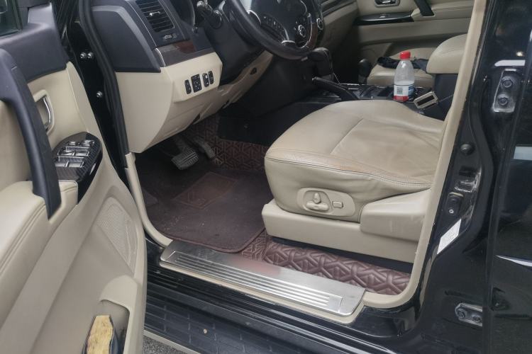 Used Mitsubishi Pajero  Driver Seat