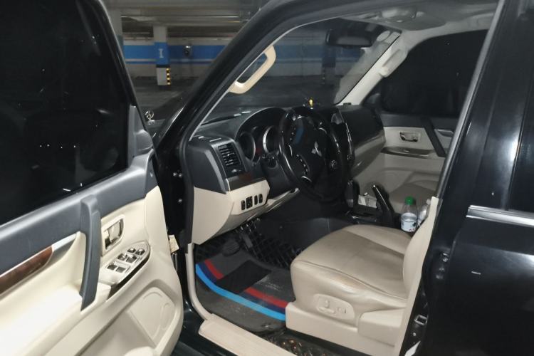 Used Mitsubishi Pajero  Driver Seat