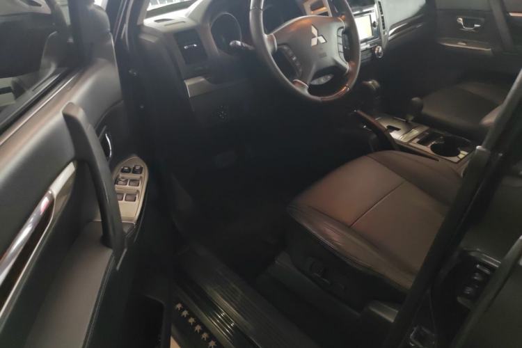Used Mitsubishi Pajero  Driver Seat