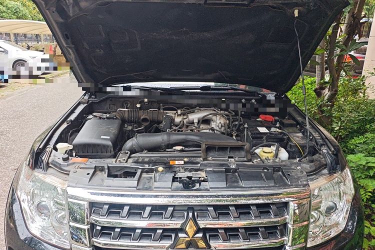Used Mitsubishi Pajero  Engine Bay