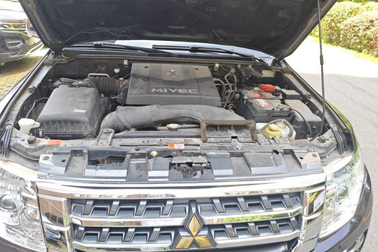 Used Mitsubishi Pajero 2018 V97 3.8L 5-Door GLS Sunroof Dual Differential – Middle East Engine Bay